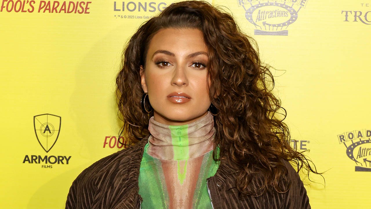 tori kelly looking serious on red carpet