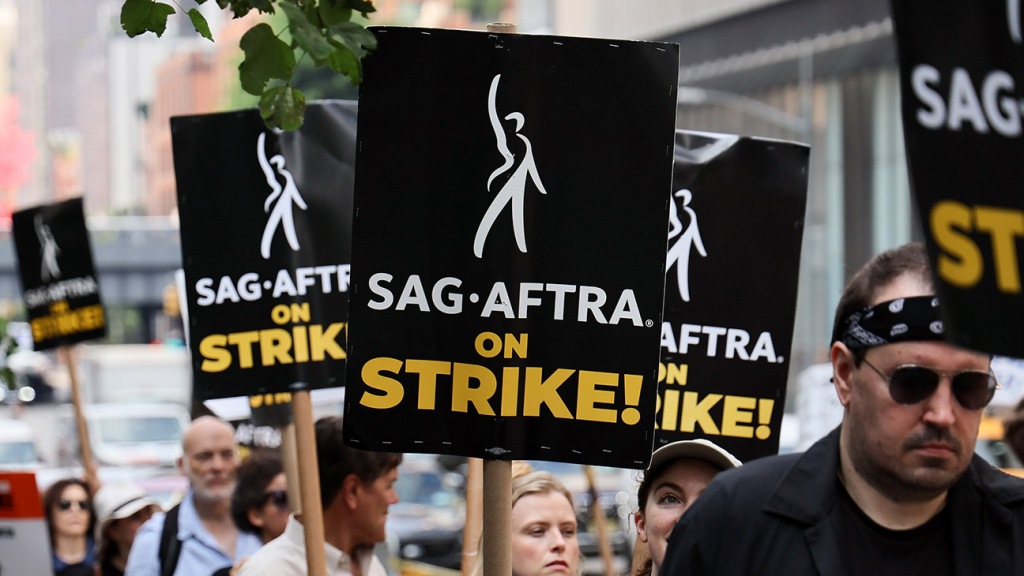 SAG-AFTRA-Mitglieder und Unterstützer protestieren, während der Streik der SAG-AFTRA Actors Union am 18. Juli 2023 vor Amazon/HBO in der 450 33rd Street in New York City fortgesetzt wird.