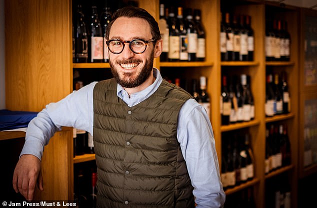 Sommelier Chris Cassell, 38, aus Islington im Norden Londons, enthüllte die Speisen von McDonald's, die gut zu einem Glas Wein oder Champagner passen