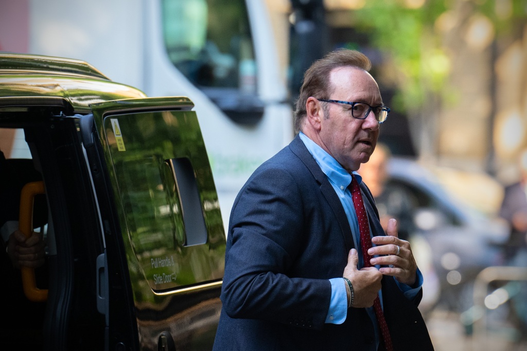 Kevin Spacey kommt am Southwark Crown Court an