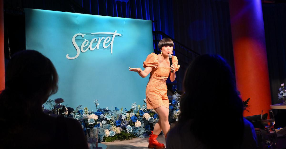 Atsuko Okatsuka erzählt Witze bei einem Secret-Comedy-Event