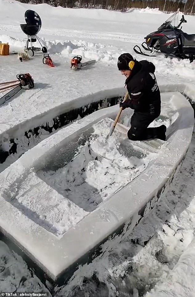 Aleksi Yllasjarvi lebt vom Sammeln von Eisblöcken, genau wie Kristoff aus Frozen.  Sein Team baute ein Fischerboot komplett aus Eis.  Dieses Bild zeigt Aleksis Kollege Aleksi Pudas, wie er während des Baus zerstoßenes Eis aus dem Schiff schaufelt