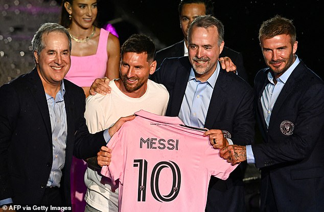 Jorge Mas (links) sagte, Lionel Messi sei „Amerikas Nummer 10“, nachdem er zu Inter Miami gewechselt sei