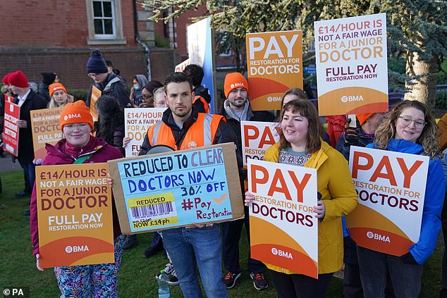 NHS-Nachwuchsärzte und -Berater könnten bis 2025 streiken, warnte ihre Gewerkschaft, die British Medical Association (BMA) (im Bild streikende NHS-Mediziner im April)