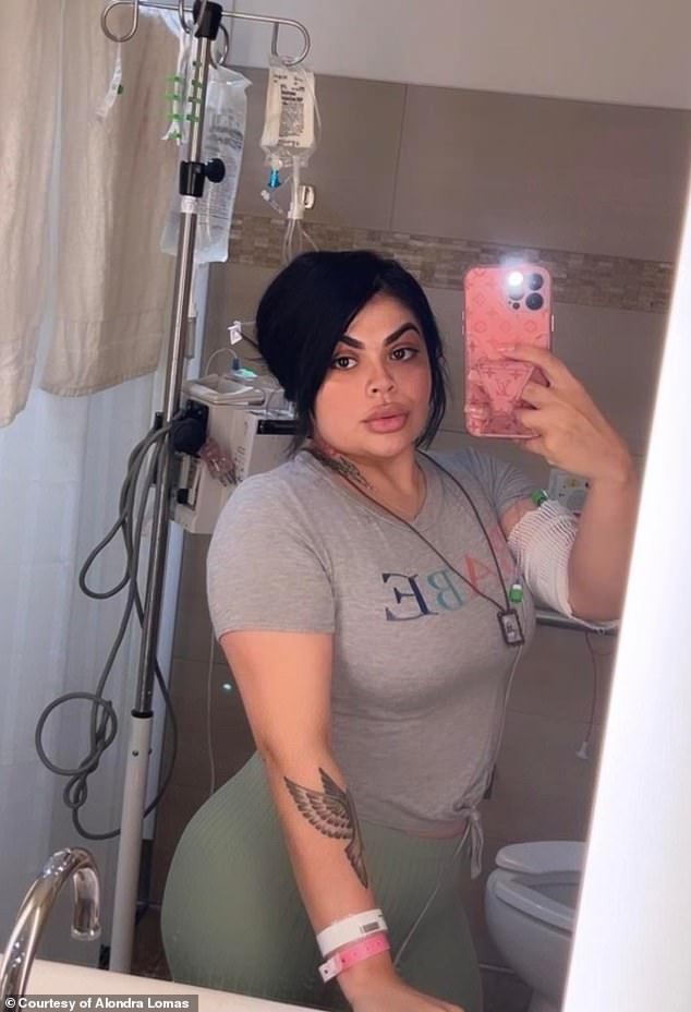 Bei der 27-jährigen Alondra Lamos wurde eine Pilzmeningitis diagnostiziert – eine seltene Infektion, die zu Schwellungen im Bereich des Gehirns und des Rückenmarks führt –, nachdem sie etwa drei Wochen nach ihren plastischen Operationen erkrankt war.  Sie ist im St. Joseph's Hospital in Arizona abgebildet
