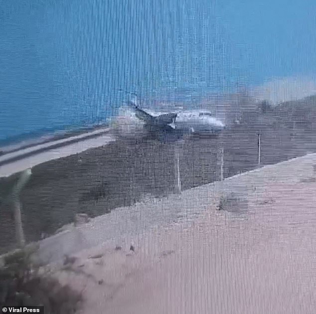 Ein Bild zeigt das Flugzeug, das über die Landebahn rutscht, angeblich nach einem Problem mit dem Fahrwerk