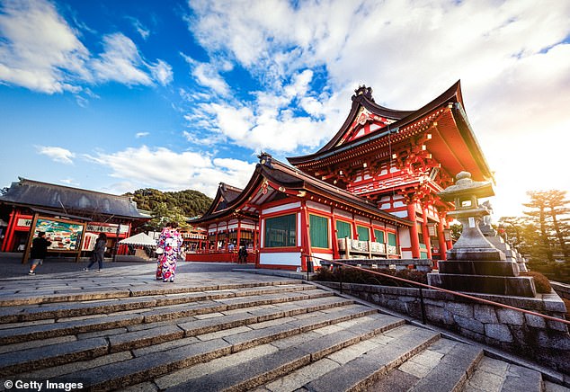 Eine andere Welt: Auf einer „Schnuppertour“ durch Japan erkundete Ivo Dawnay die antiken Tempel Kyotos.  Oben ist der Fushimi-Inari-Schrein der Stadt zu sehen