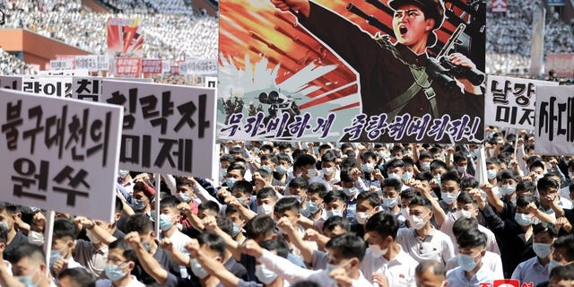 Die abgebildete Kundgebung findet in Pjöngjang statt