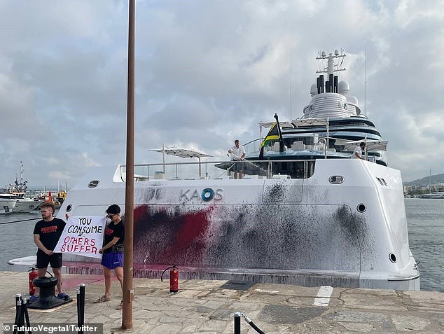 Die 360 ​​Fuß lange Superyacht Kaos wurde heute Morgen gegen 9 Uhr auf Ibiza von Klimaaktivisten der Gruppe Futuro Vegetal zerstört