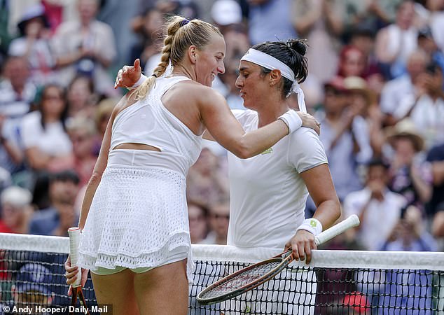 Ons Jabeur (R) schaffte es mit Leichtigkeit gegen Petra Kvitova (L) ins Viertelfinale von Wimbledon einzuziehen