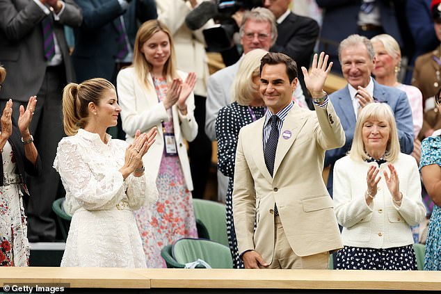 Roger Federer (rechts) winkte der Menge zu, als er vom Centre Court mit Standing Ovations bedacht wurde