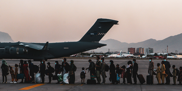 Evakuierte am Flughafen Kabul in Afghanistan