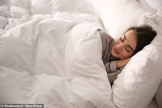 Dem REM-Schlaf (Rapid Eye Movement) wird zugeschrieben, dass er Energie wiederherstellt und die emotionale Verarbeitung unterstützt, die Vorteile des leichten Schlafs sind jedoch weniger bekannt