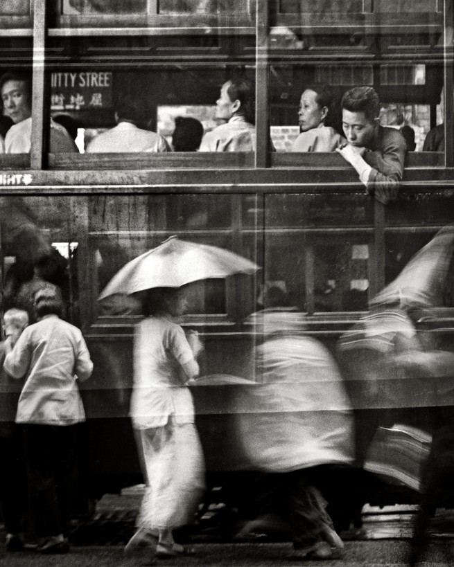 Schwarz-Weiß-Bild einer Straße in Hongkong Mitte des 20. Jahrhunderts, aufgenommen vom Shanghaier Fotografen Fan Ho