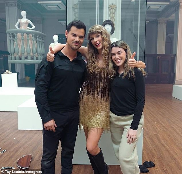 „Es war einfach eine perfekte Situation“: Twilight-Absolvent Taylor Lautner (l.) war 2009 vielleicht fünf Monate lang mit dem Popstar Taylor Swift (m) zusammen, aber an ihrer fortgesetzten Freundschaft mit seiner Frau, mit der er acht Monate lang verheiratet war, ist offenbar nichts Ungewöhnliches. Taylor 'Tay' Dome (R)