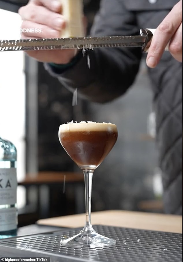 TikTok-Benutzer begannen mit der Begeisterung, dem klassischen Espresso-Martini-Cocktail Parmesan hinzuzufügen.  Jordan Hughes nutzte sein TikTok @highproofpreacher, um den Trend auszuprobieren