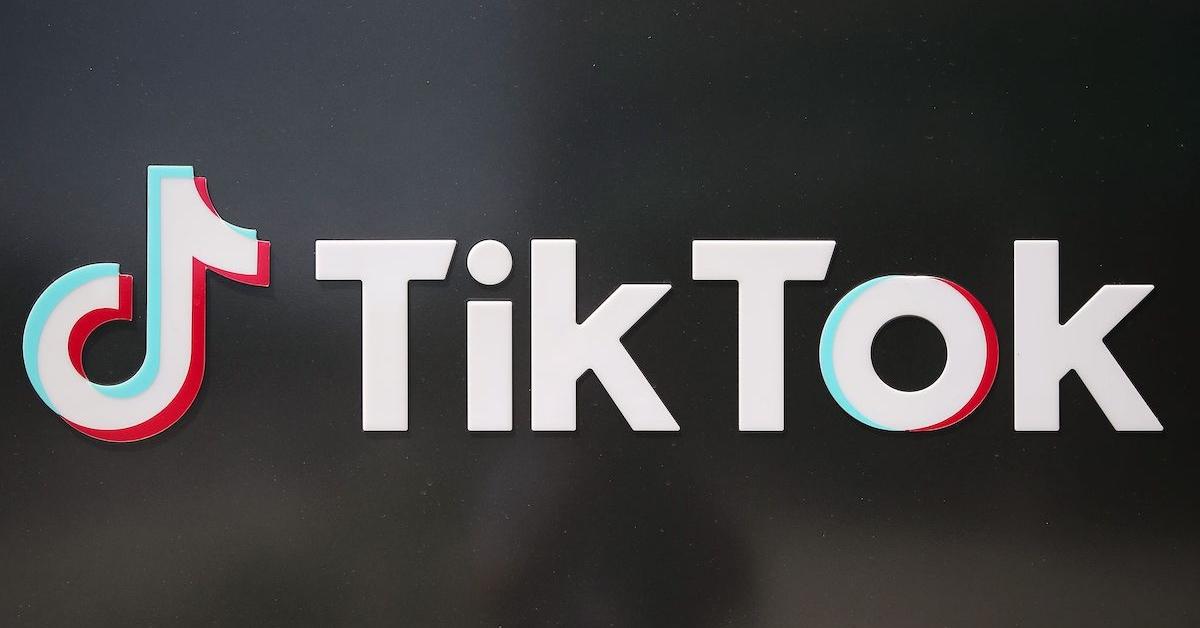 Ein TikTok-Logo vor einem US-Büro