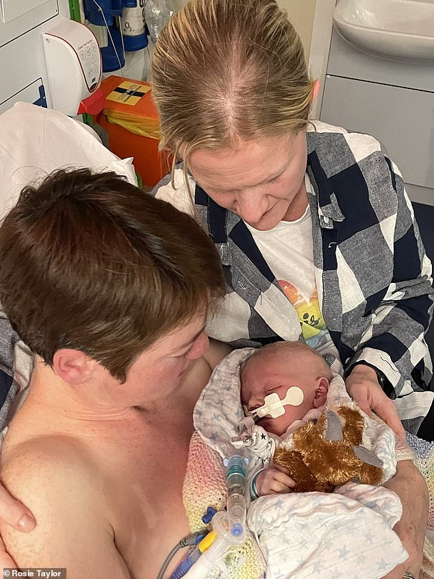 Allison (rechts) und Ruth Cooper-Hall (links) verloren 2021 ihren Sohn Giles, nachdem er 21 Minuten lang unter Sauerstoffmangel litt