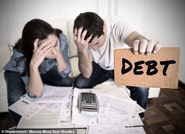 Unter Druck: Bis zu jedem vierten Haushalt versinkt mittlerweile unter einem Schuldenberg, weil er mehr ausgibt als er einnimmt