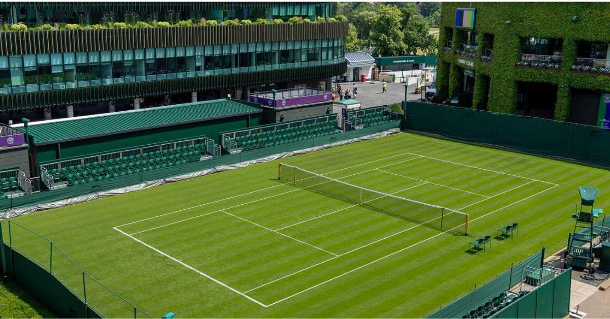 Einer der Tennisplätze, die 2023 für die jährlichen Wimbledon-Meisterschaften in London genutzt werden