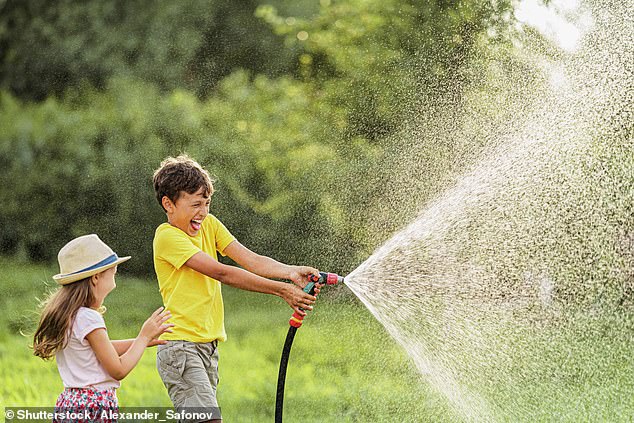Die 25 Dinge, von denen britische Eltern glauben, dass sie die Sommerferien von gestern lustiger machten, wurden enthüllt – mit einem Gartenschlauch gejagt zu werden liegt auf Platz 11 (14 Prozent).