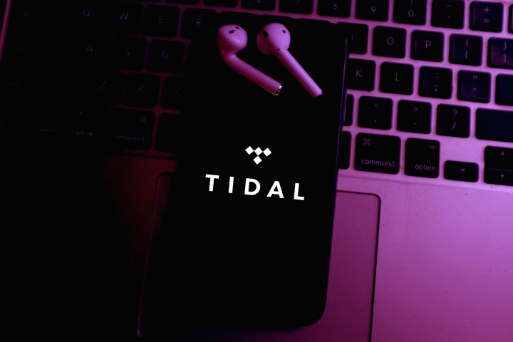 Smartphone mit dem Tidal-Logo.