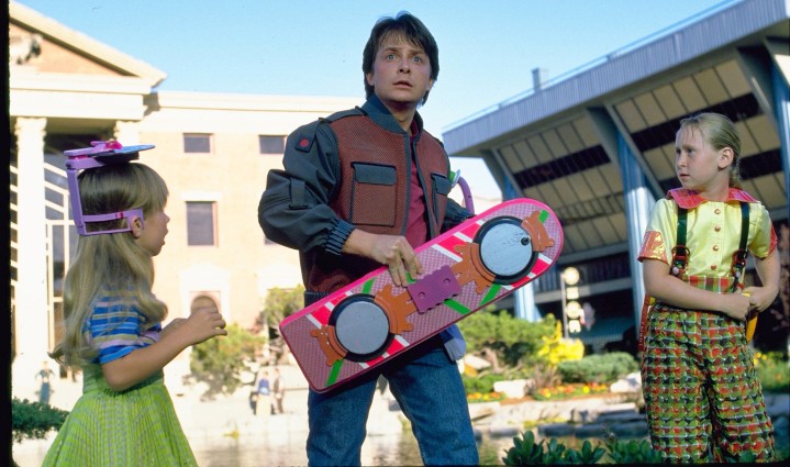 Marty McFly hält in „Zurück in die Zukunft Teil II“ sein Hoverboard.