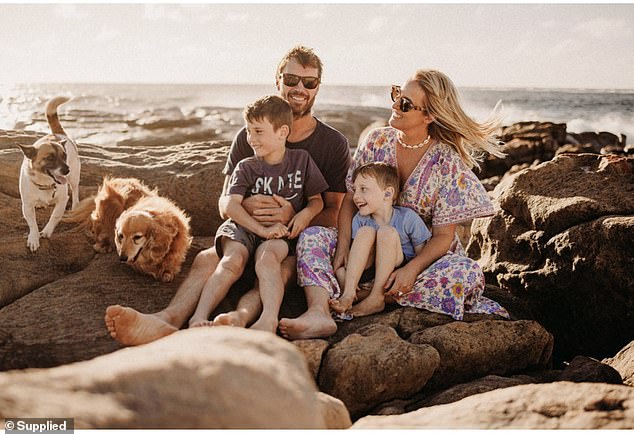 Melissa Howard mit ihrem Ehemann Peter Joyce und ihren beiden Söhnen Noah und Huey