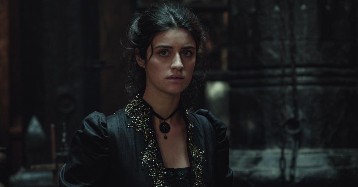Anya Chalotra als Yennefer von Vengerberg in „The Witcher“.