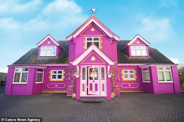 Amy Griffiths Haus in Essex mit sechs Schlafzimmern und sieben Badezimmern wird von vielen als „Barbie-Haus“ bezeichnet.