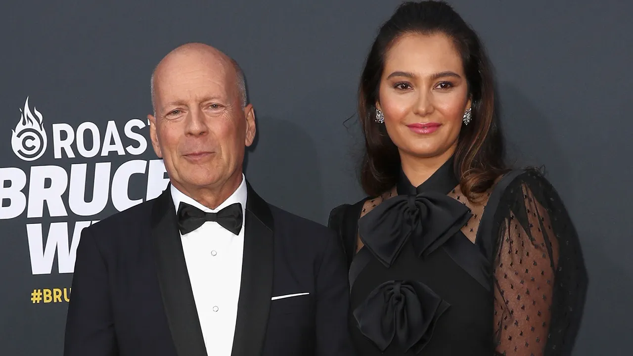 Bruce Willis und seine Frau Emma Hemming Willis beim Braten von Bruce Willis