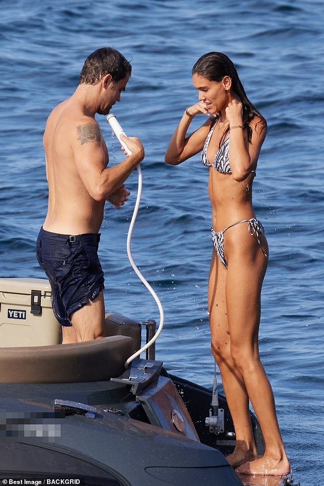 Spaß in der Sonne: The Vampire Diaries-Star Paul Wesley, 40, und seine im Bikini gekleidete Freundin Natalie Kuckenburg, 22, spritzten sich am Sonntag nach einem Bad im Meer in St. Tropez ab