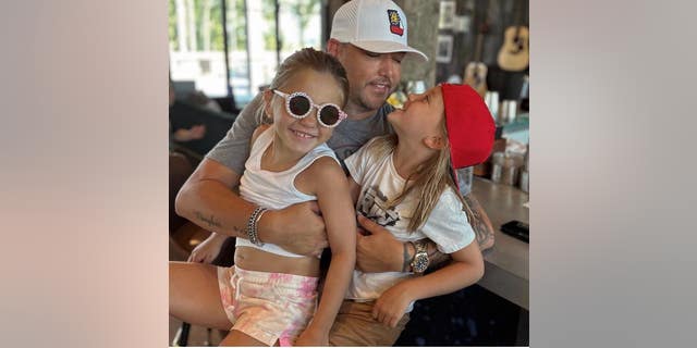 jason aldean holding his son and daughter