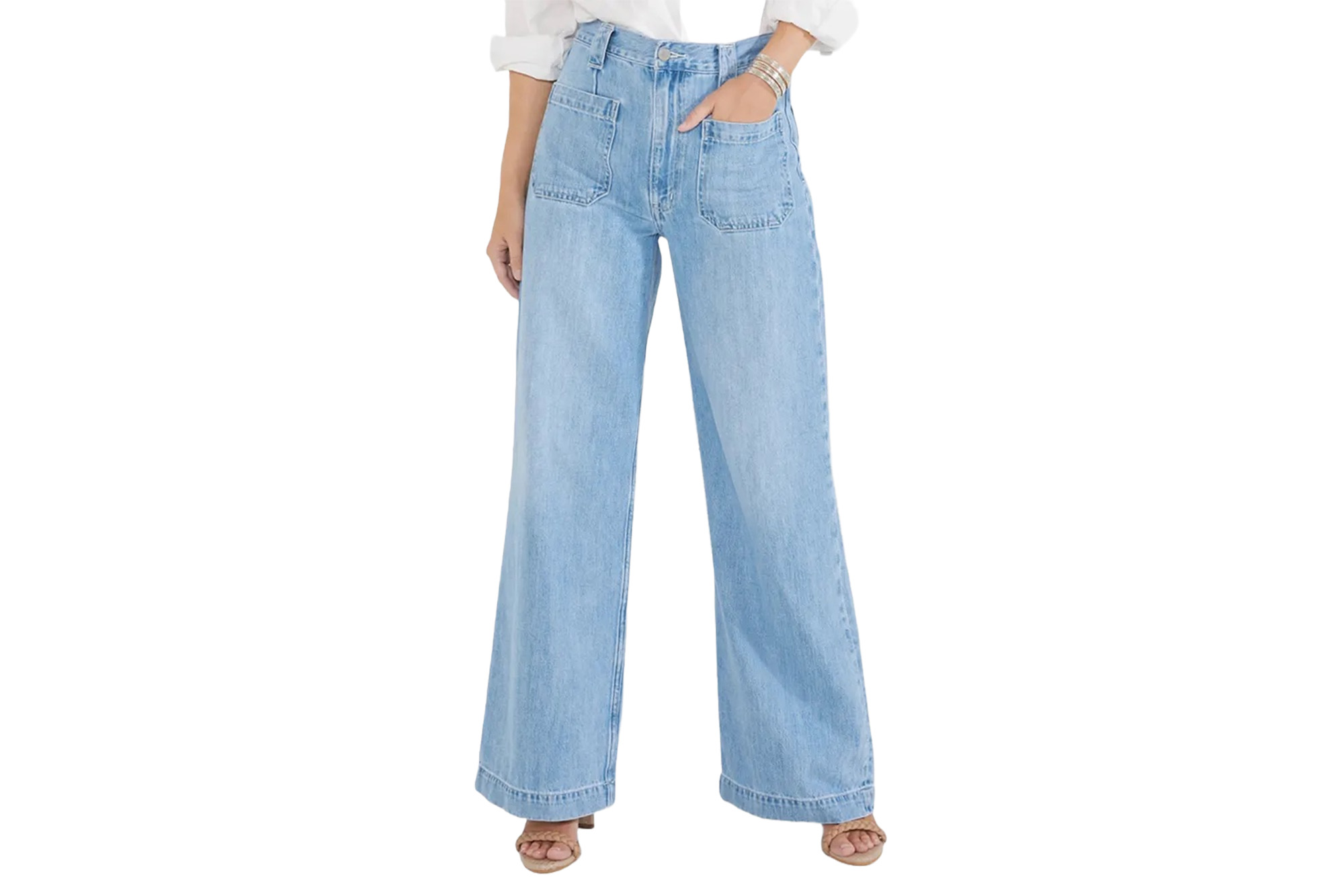 A model in wide leg Ética jeans