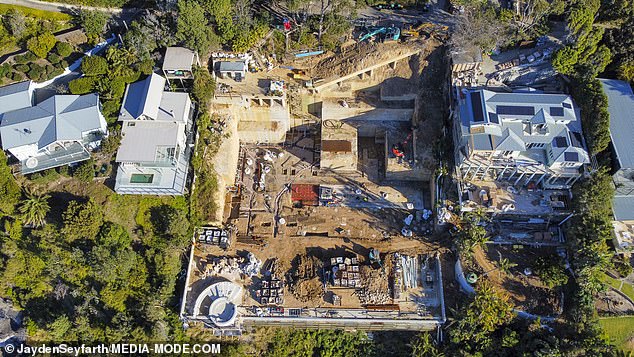 Von Daily Mail Australia erhaltene Luftaufnahmen zeigen eine Baustelle auf dem riesigen Grundstück, das viermal so groß ist wie die benachbarten Villen