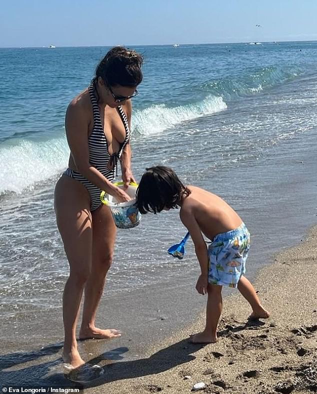 Zeit mit der Familie: Eva macht Urlaub mit ihrem fünfjährigen Sohn Santiago und einer Gruppe von Freunden in einer Luxusvilla in Marbella