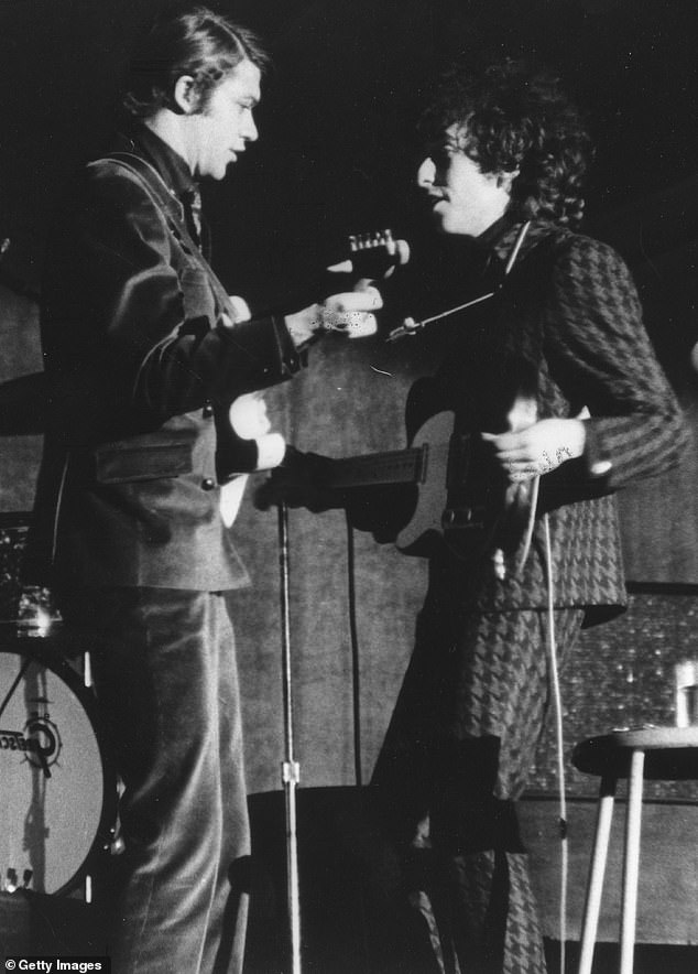 Duo: Als Robertsons langjähriger Freund Bob Dylan in den 1960er Jahren kontrovers auf Elektro umstieg, war es die Band, die ihn auf der Bühne unterstützte;  Dylan und Robertson sind im Jahr 1966 abgebildet