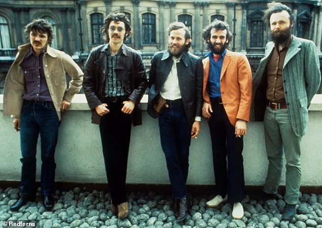Quintett: Robertson (zweiter von links) ist in einem Porträt mit (von links) Rick Danko, Levon Holm, Richard Manuel und Garth Hudson von The Band in London im Jahr 1971 abgebildet