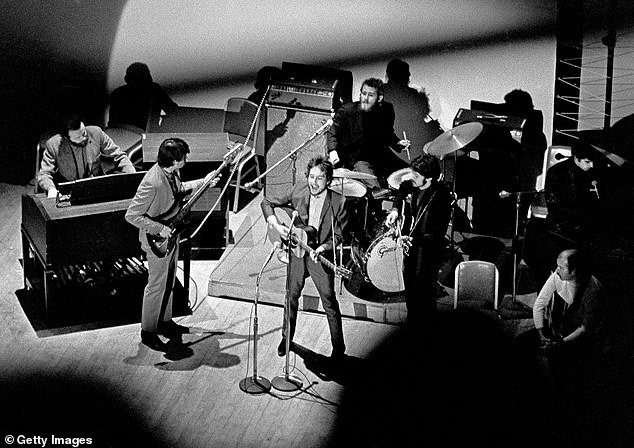 Place to be: Sie traten auch weiterhin mit Bob Dylan auf, unter anderem bei einem Konzert 1968 in der Carnegie Hall (im Bild) und einem Auftritt 1974 im Hollywood Sportatorium in Florida