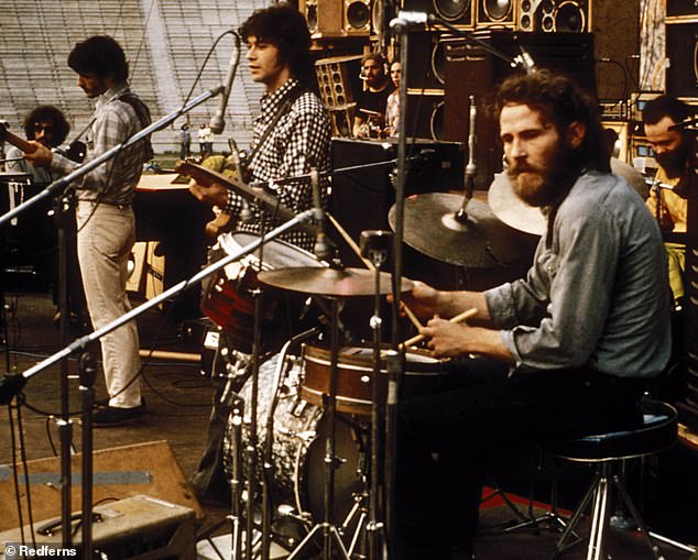 Auf der Bühne im Jahr 1974: Robertson bemerkte in seinen Memoiren, dass, als die Band dem Zerfall entgegenschlitterte, „Selbstzerstörung zur Macht geworden war, die uns beherrschte“.