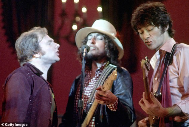 Trio: Eine Kavallerie von Gaststars begleitete die Band auf der Bühne, darunter Van Morrison und Dylan, die während der Show mit Robertson abgebildet sind