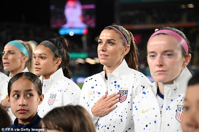 Die Stürmerin des Team USA Alex Morgan (Bild Mitte) ist für ihr rosafarbenes Stirnband bekannt, das wie die ihrer Teamkameradinnen (links und rechts) eigentlich dazu gedacht ist, die Haut der Spieler vor Wundscheuern zu schützen, wenn sie verbunden werden müssen