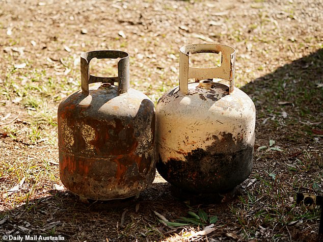 Gaskanister sind am Ort einer Hausbrandtragödie auf Russell Island abgebildet