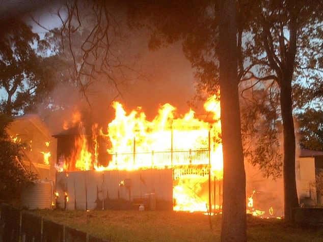 Das Feuer (im Bild) war so heftig, dass die Feuerwehrleute die Überreste des Hauses erst am späten Nachmittag durchsuchen konnten, nachdem sie es ab 6:18 Uhr bekämpft hatten