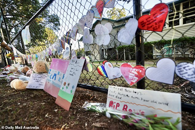 Am Zaun wurden handgeschriebene Nachrichten hinterlassen, in denen die Menschen ihren Schock und ihre Trauer über die Todesfälle zum Ausdruck brachten