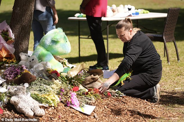 Bestürzte Freunde und Nachbarn legten Blumen, Karten, Fußbälle und Teddybären an einen wachsenden Schrein vor dem zerstörten Haus auf Russell Island