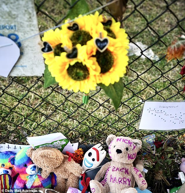 Am Tatort wurden auch Blumen (im Bild) sowie ein Teddybär zurückgelassen, auf dem die Namen der verstorbenen Kinder standen