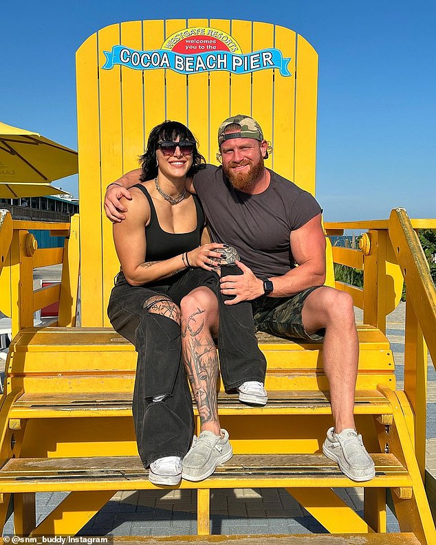 Das Paar teilte die Neuigkeiten auf Instagram mit und veröffentlichte nach dem Heiratsantrag Bilder von sich an einem Strand in Florida