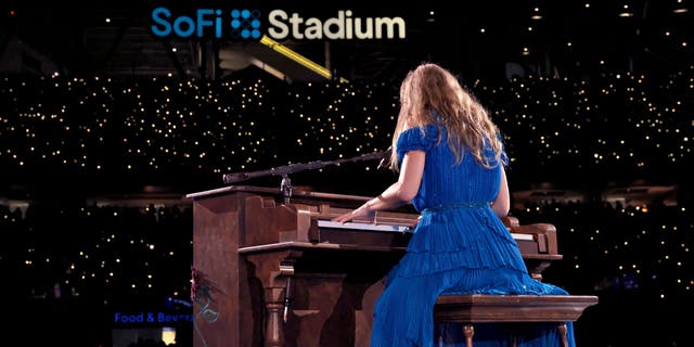 Taylor Swift spielt Klavier im SoFi-Stadion