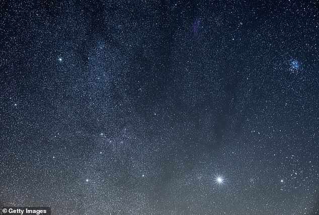 Der Meteorschauer der Perseiden hat seinen Ursprung im Sternbild Perseus.  Der Sternhaufen der Plejaden und der helle Stern Canopus bildeten das Sternbild Carina